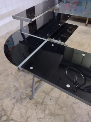 Mesa de escritório com tampo de vidro 