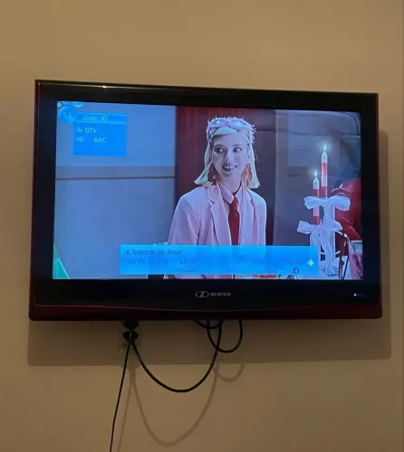 TV LED H-Buster 32" com conversor digital e antena inclusos