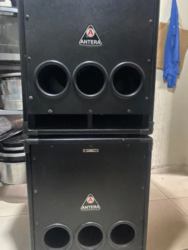 Este é um Antera LF1000AX, um subwoofer ativo profissional de 15 polegadas 