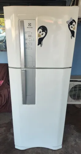 Geladeira Electrolux Frost Free com painel digital semi nova ENTREGO
