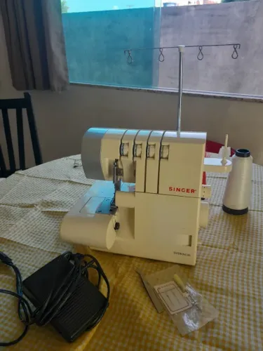Vende-se uma máquina de costurar overlock singer diferencial.