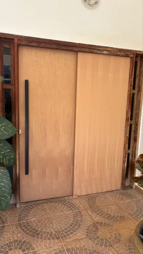 Instalação de porta de madeira de correr