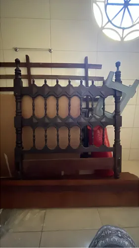 VENDE SE CAMA DE SOLTEIRO DE SUCUPIRA