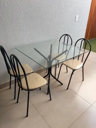 Mesa e cadeiras