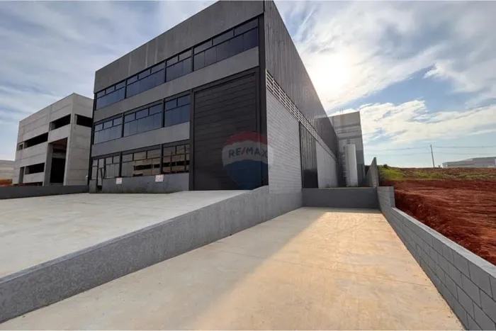 Galpão Industrial 980m² no Jd. Metropolitano | Pé-direito 10m e Doca (Condomínio Industria