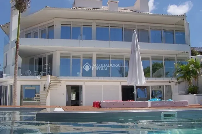 Casa 8 dormitórios 870m² privativos 4 vagas de garagem no bairro Lagoa da Conceição