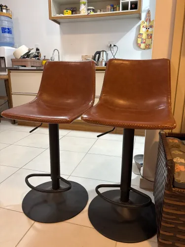 2 Banquetas Tok&Stok de couro para bancadas