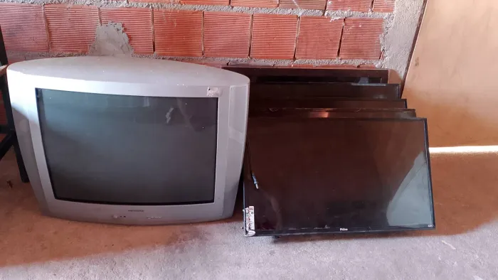 Vendo kit de tvs para conserto ou retirada de peças 