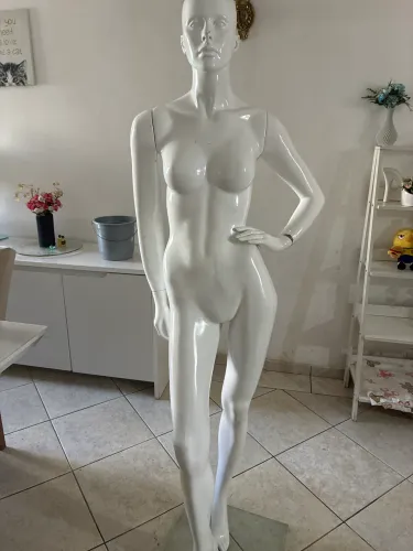 Manequim feminino com pedestal