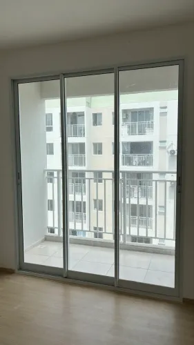 Porta de alumínio com 3 folhas 