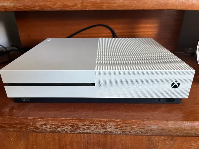 XBOX ONE + CONTROLE + CABO HDMI + ASSASSINS CREED ORIGINS