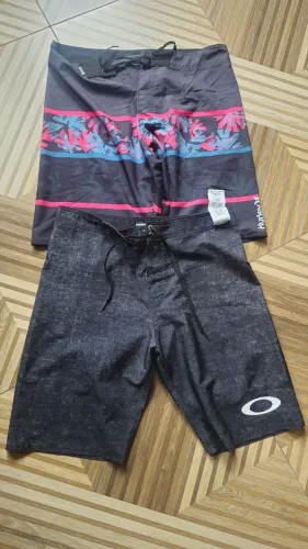 2 bermudas tam 40 Oakley e Hurley