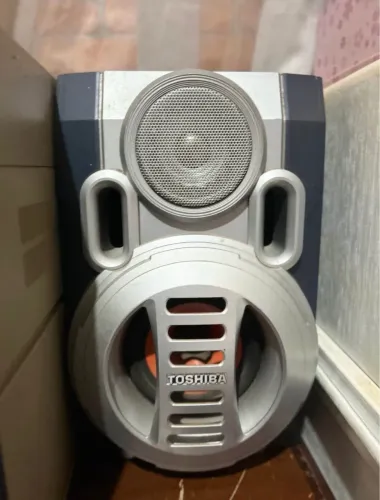 Mini System Toshiba, modelo MS7503MP3, CD com carrossel para 3 , toca fitas e rádio .