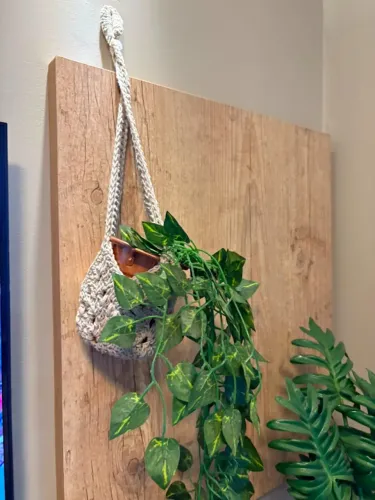 Suporte Pedestal de Crochê para Parede com Vaso e Planta Artificial