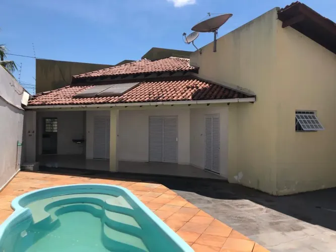 Aluga-se casa no altos do coxipó