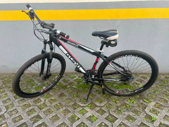 Bicicleta GTS aro 29, 30v. Toda Shimano Deore.