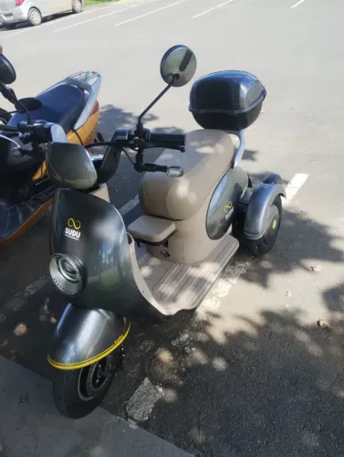 Triciclo elétrico 1000w Sudu com baú. Carrega em tomada normal. Capacete incluso na venda.