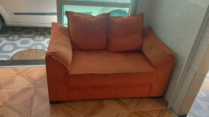 Vendo sofá semi novo e rack