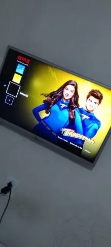 TV 32 POLEGADAS SMART TV ( 370 REAIS)