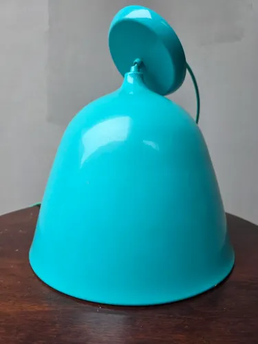 luminária pendente de teto com cúpula em formato de sino na cor azul-turquesa