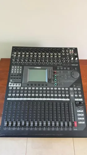 Mesa de som digital Yamaha 01vi