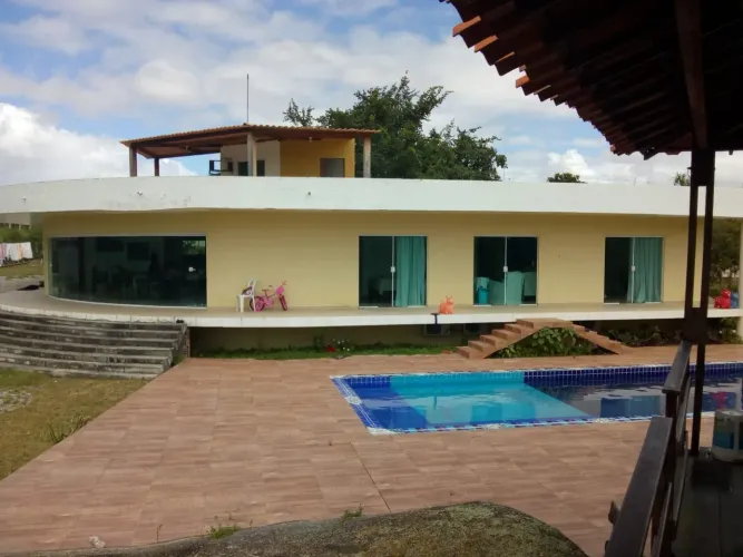 Casa 4 suites com piscina em condomínio