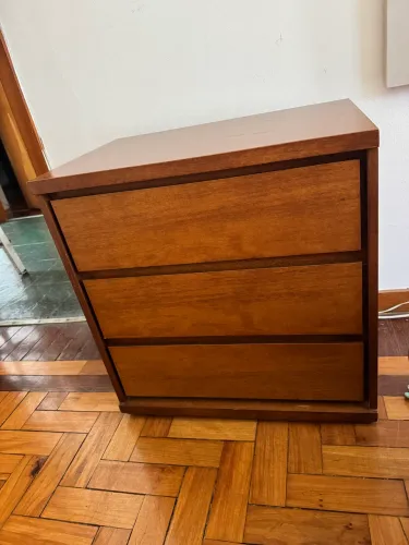 Mesa de cabeceira em madeira 