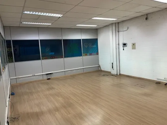 Lote Escritório Modulado Completo: Divisórias, Piso Vinílico, Luminárias e Infraestrutura