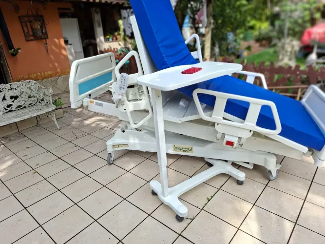 Cama hospitalar elétrica luxuosa.