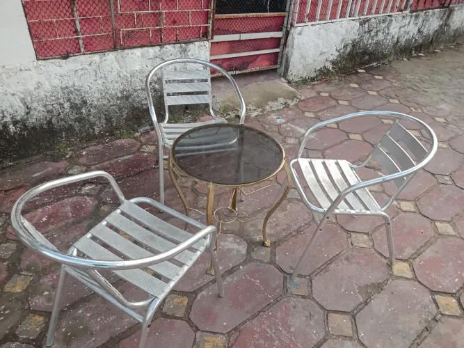 VENDO UM CONJUNTO DE AREA COM 3 CADEIRAS SO