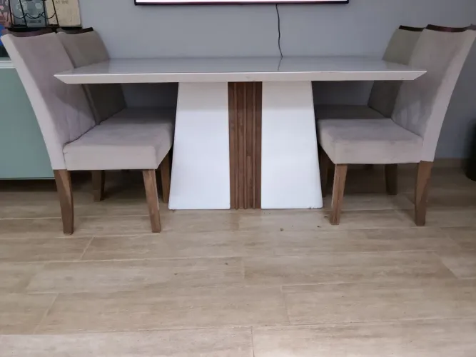 LINDA MESA DE JANTAR COM CADEIRAS