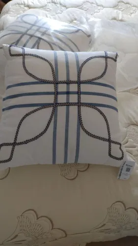 DUAS ALMOFADAS BORDADAS / RIACHUELO/ NOVAS / BRANCO/ ESPECIFICAÇÕES NA FOTO 