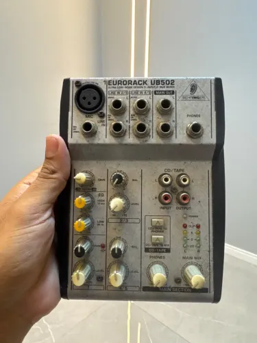 MESA DE SOM BEHRINGER EURORACK UB502 - 5 CANAIS