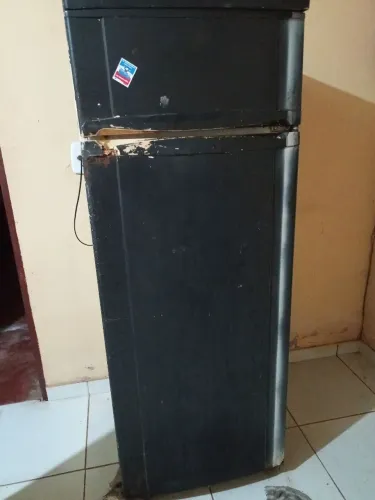 Vendo essa geladeira funcionando perfeitamente