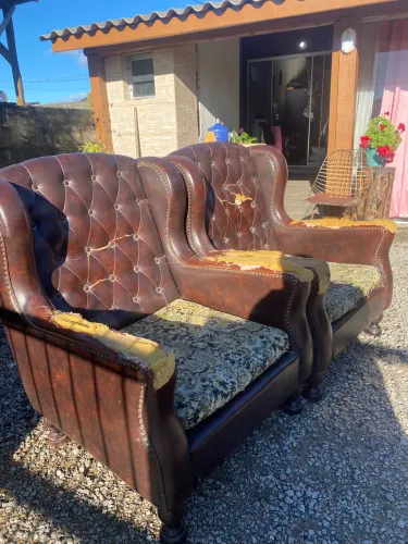Par de Poltronas Chesterfield Wingback Vintage - Necessita Restauro (Item de Família)