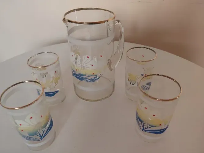 Jarra de vidro vintage e 4 copos, com design floral colorido e borda dourada