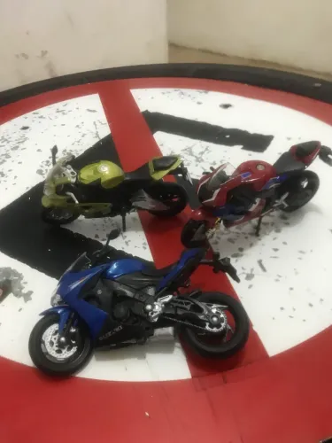 Três miniatura de moto