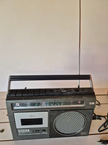 Radio antigo Sony CF-370S. Anos 70.