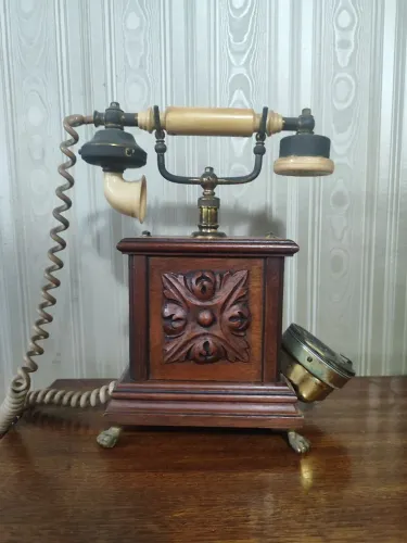 Telefone Antigo anos 70 em Madeira Nobre Entalhada