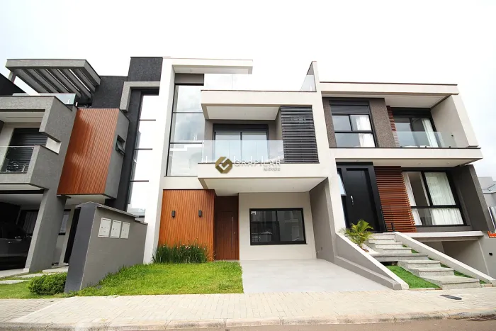 Sobrado Triplex Novo à Venda no Capão Raso/Pinheirinho Alto Padrão | Condomínio Clube