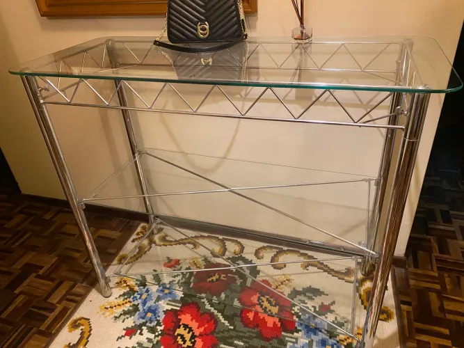 Mesa cromada com vidros e duas prateleiras 