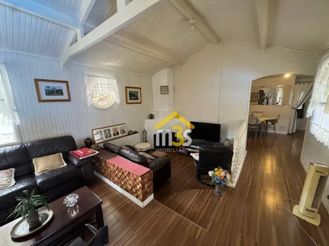 LINDA CASA COM 512,70,² DE ÁREA TOTAL, COMM 3 QUARTOS, 1/SUÍTE NO CONDOMÍNIO TERRAS DO MAD