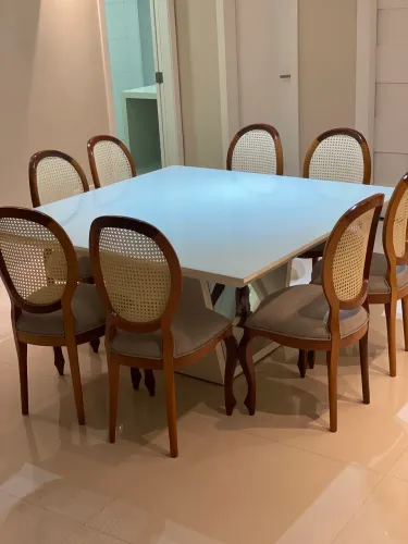 Jogo de jantar com 8 cadeiras