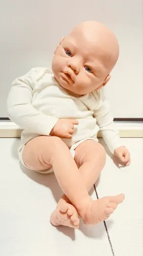 Boneco com expressão de bebê