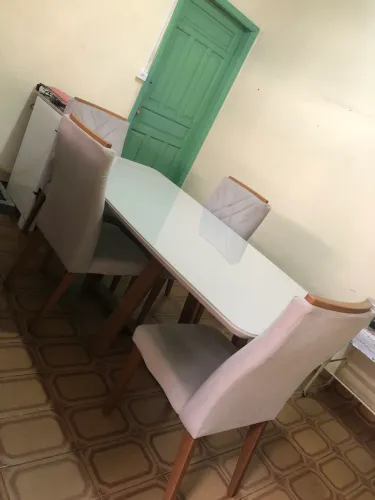 Conjunto Mesa de Jantar com Tampo de Vidro + 4 Cadeiras Estofadas (Seminova / Impecável)