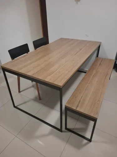 Mesa de jantar com banco e duas cadeiras