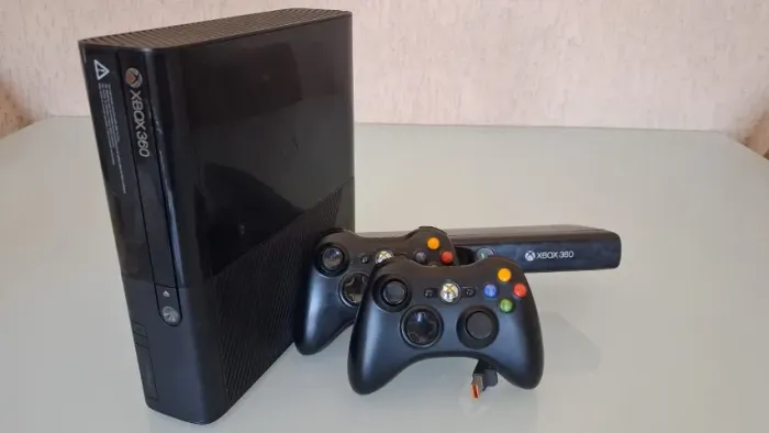 Xbox 360 desbloqueado lt 3.0 + Kinect + 2 Controles Originais com cabo