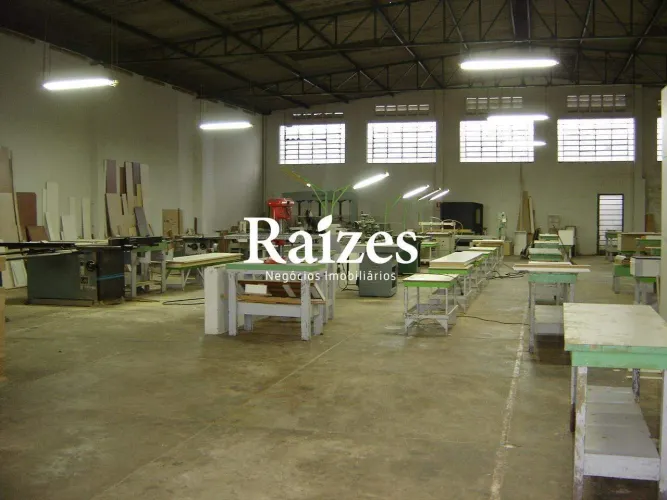 Galpão Comercial à venda em Uberlândia com 764,30 m²