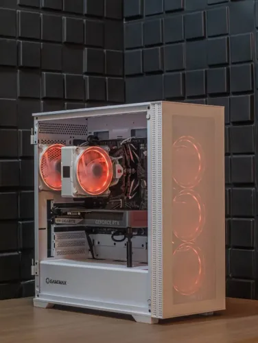 PC Gamer Ryzen 5 5500X3D, RTX 5060, 32GB RAM, NVMe 500GB, Air Cooler com LCD, Fonte 650W