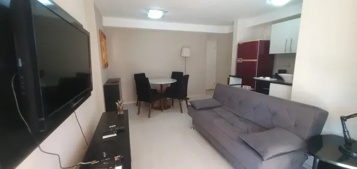 Apartamento 62M² 2 quartos 1 suíte, varanda e vaga coberta, MOBILIADO bem localizado.